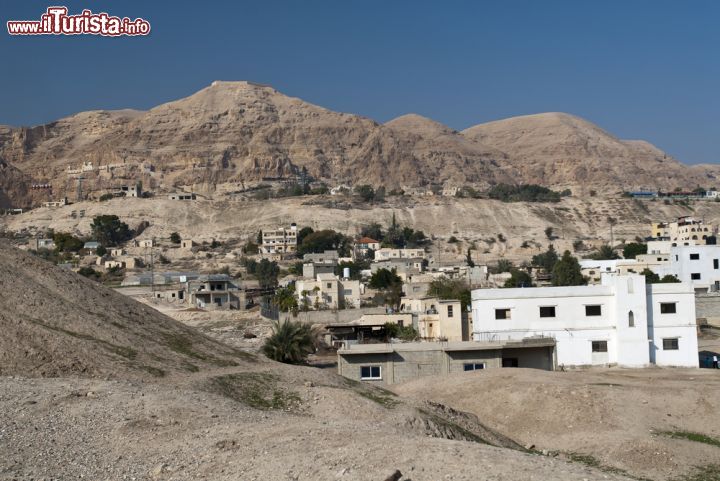 Immagine Il Monte della Tentazione a Gerico. La città più antica del mondo si trova a pià di 200 metri sotto il livello del mare, facendo parte della depressione del Mar Rosso. Un impianto di risalita oggi collega la città con questa montagna panoramica - © lucvar / Shutterstock.com