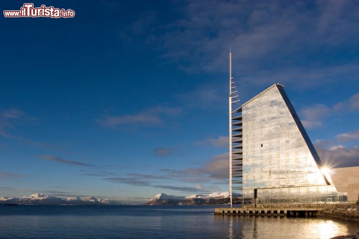 Immagine Il Sail Hotel a Molde, Norvegia - A vederlo sembra una gigante vela che brilla al sole. Fra gli hotel più caratteristici in cui soggiornare in un tour nella cittadina norvegese di Molde vi è il Sail Hotel, situato nelle vicinanze dello stadio e a due passi dal centro. Lo si trova al civico numero 2 di Gideonveien © Robert Cumming / Shutterstock.com