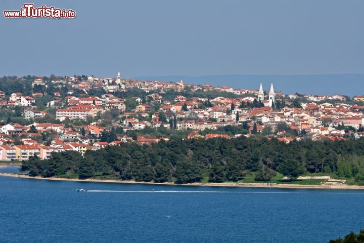 Immagine Il borgo di Medulin, Istria (Croazia) - Ci sono alcuni angoli di paradiso croati che non solo sono rinomati per i piatti culinari eccellenti, i vini egregi, i mercati folkloristici e i numerosi alberghi ma soprattutto, per la loro conformazione geografica. In questo senso, il borgo di Medulin è uno dei più ricchi, poiché racchiude in un raffinato gioco di spazi, la vastità del cristallino mare alla bellissima e notevole natura, senza farsi mancare scorci paesaggistci superbi, come quello visibile nella fotografia aerea riportata da questa immagine. - © lero / Shutterstock.com