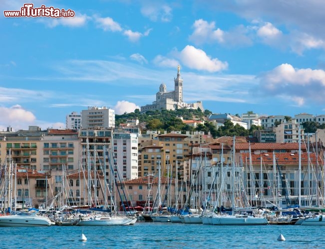 Immagine Il borgo storico di Marsiglia visto da una barca  - © Gurgen Bakhshetsyan / Shutterstock.com
