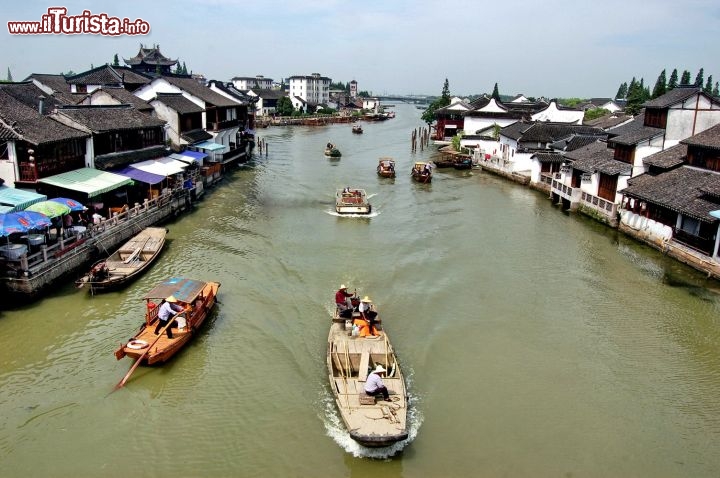 Immagine Il canale principale di Zhouzhuang nella Cina orientale, sul delta del fiume Yangtze