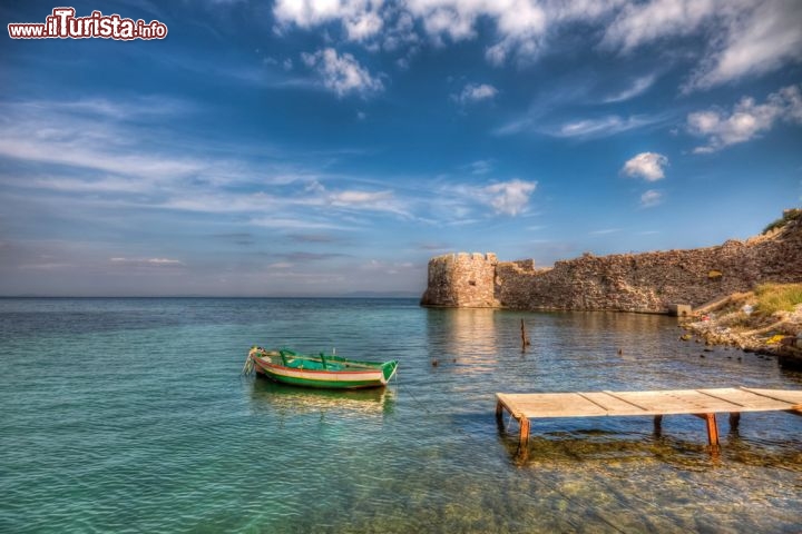 Immagine Il castello di Mytiline si trova vicino all'omonima città sulla costa orientale dell'isola di Lesbo (Lesvos) in  Grecia - © Nejdet Duzen / Shutterstock.com