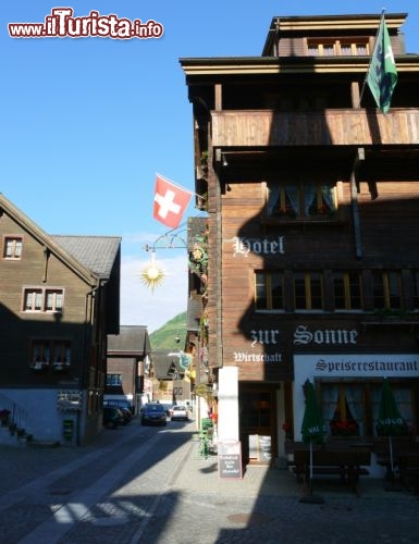 Immagine Una via del  borgo di Andermatt nel Cantone di Uri in Svizzera