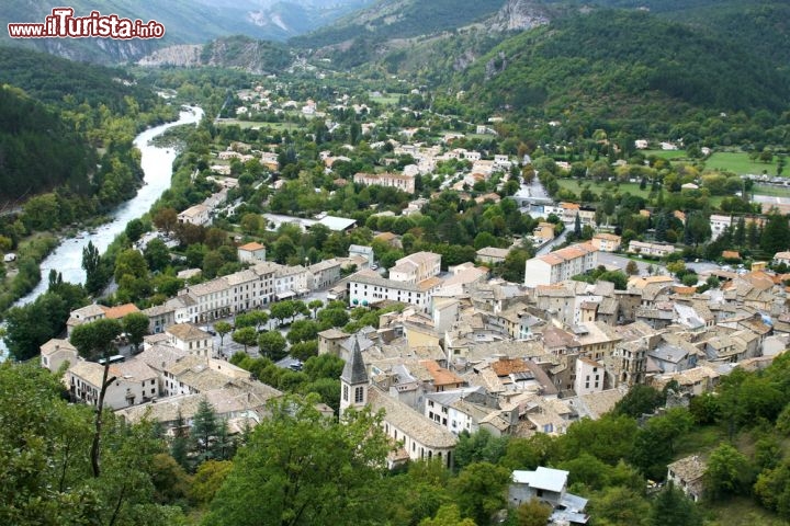 Immagine Il centro di Castellane, il  borgo dell'Alta Provenza (Francia) come si può ammirare dalla cime del monte Roc - © Tiberiu Stan / Shutterstock.com