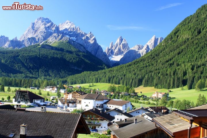 Immagine Il centro di Sesto fotografato in estate: il panorama delle Dolomiti dell'Alta Pusteria (Hochpustertal) - © Henry Nowick / Shutterstock.com