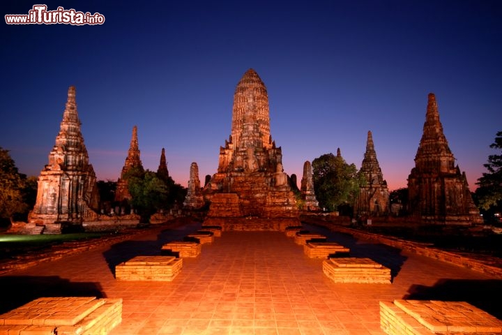 Immagine Il complesso di Wat Chaiwatthanaram ad Ayutthaya (Thailandia) assume un fascino particolare di notte - © Thaiview / Shutterstock.com