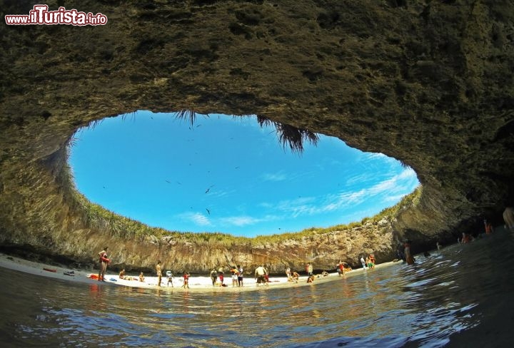 Immagine Il cratere di Playa Escondida: ci troviamo sull'Isola di Redonda una dell'arcipelago delle Islas Marietas, al largo delle coste dello stato di Nayarit in Messico. La forma perfettamente circolare della cavità si deve ad una esplosione artificiale, che in modo involontario, ha determinato la nascita di una delle spiagge più belle e particolari del mondo - © VisitMexico.com