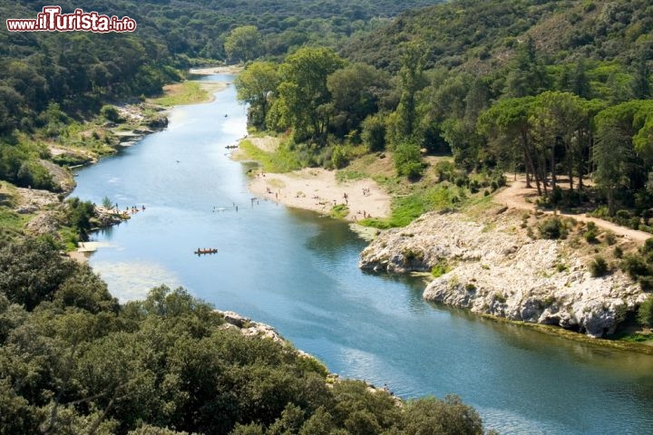 Immagine Il placido fiume Gardon si trova vicino a Vers-Pont-du-Gard in Francia - © AdamEdwards / Shutterstock.com