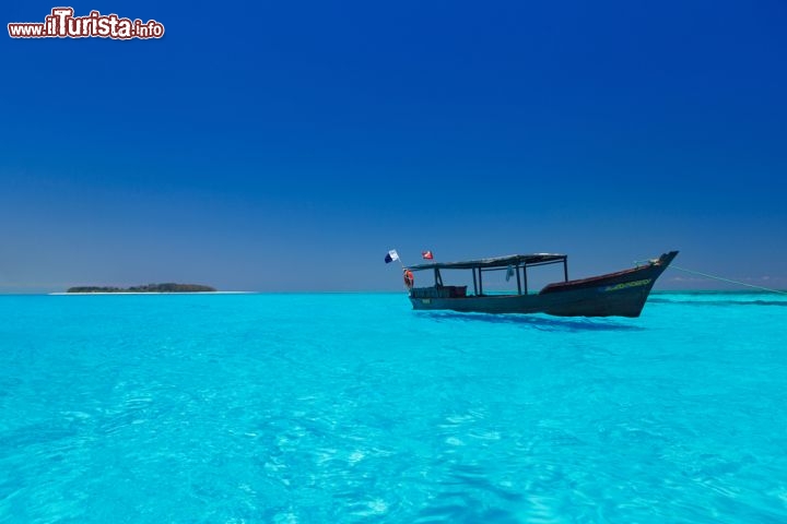 Immagine Il mare limpido di Zanzibar in Tanzania, l'ideale per fare snorkeling, a caccia di pesci e coralli - © Ramona Heim / Shutterstock.com