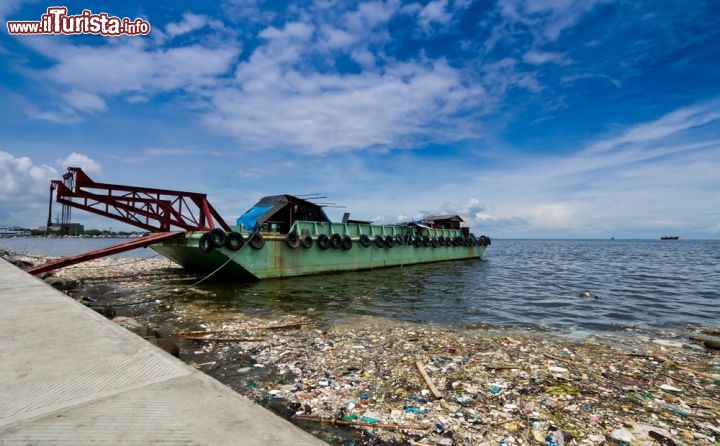 Immagine Il mare inquinato di Manila, la grande e caotica capitale delle Filippine - © Krajomfire / Shutterstock.com