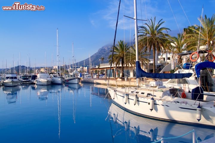 Immagine Il porto turistico di Denia si trova lungo la Costa Blanca in Spagna - © holbox / Shutterstock.com