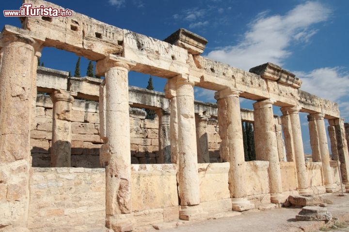 Immagine Il sito UNESCO di Hierapolis si trova a Pamukkale in Turchia - © Gray wall studio / Shutterstock.com