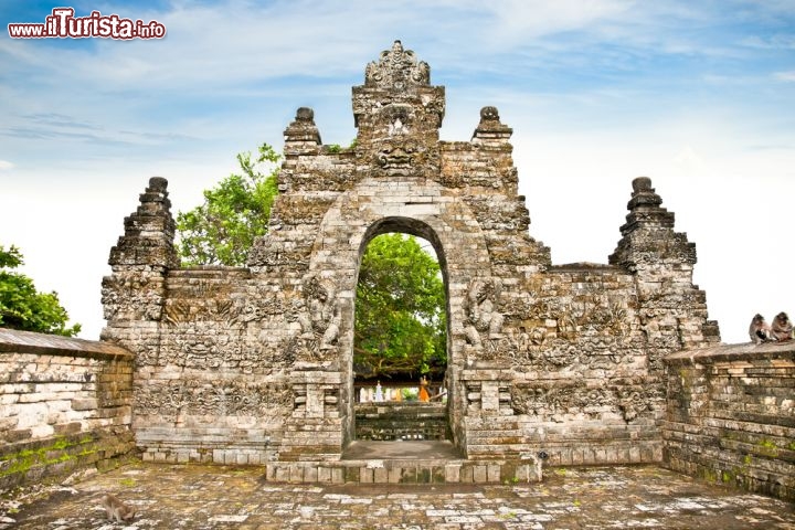 Immagine Il tempio di Pura Luhur Uluwatu a Bali Indonesia. Si trova abbarbicato su di una ripida scogliera, a picco sul mare, nei pressi del villaggio di Pecatu - © Aleksandar Todorovic / Shutterstock.com