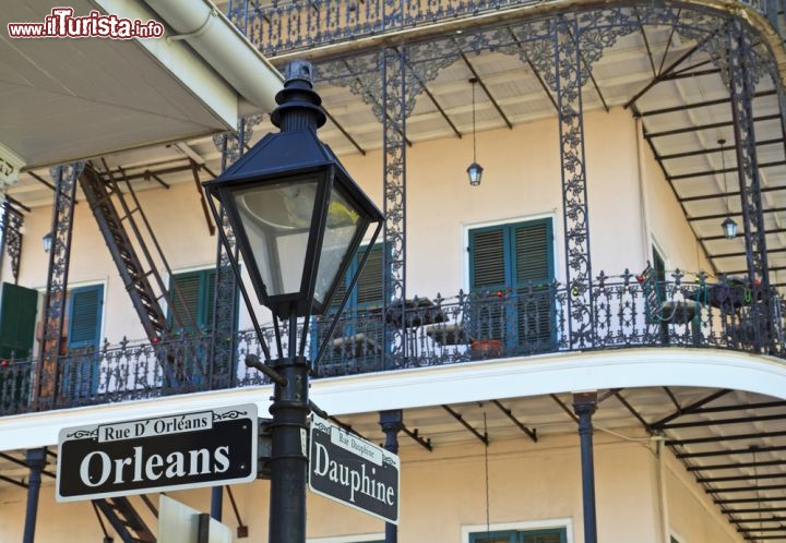 Immagine Incrocio fra Dauphine e Orleans Street, New Orleans -  Un palazzo con alti balconi dalla elaborata lavorazione in ferro sorge all'angolo fra Dauphine e Orleans Street facendo bella mostra di sè. Curiosando per la città si possono scorgere dettagli architettonici di grande interesse artistico - © Colin D. Young / Shutterstock.com