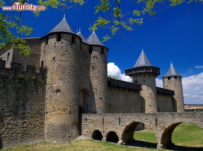 Immagine Per superare le mura di Carcassonne (Francia del sud) si varca l'imponente Porte Narbonnaise, o Porta di Narbona, eretta nel 1289 per volere di Filippo III e ricostruita da Viollet-le-Duc durante i restauri ottocenteschi - © Paul Palau