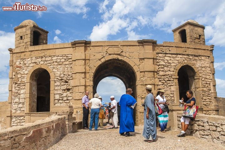 Immagine Ingresso della medina fortificata a Essaouira, Marocco - La sua città vecchia, ovvero la medina, è iscritta nel patrimonio mondiale dell'umanità dell'Unesco. Conosciuta anticamente con il nome di Mogador, ospita fra le sue mura un eccezionale esempio di architettura fortificata militare d'impronta europea. La fortezza, le mura bianche, i bastioni, le torri e le porte rendono Essaouira unica nel suo genere. Nel 1756 i francesi riuscirono a coniugare alla perfezione elementi di cultura arabo musulmana con quelli d'oltre mare  © NOWAK LUKASZ / Shutterstock.com