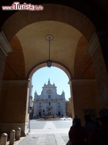 Immagine Ingresso alla piazza della Cattedrale a Loreto