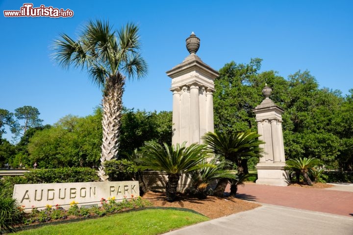 Immagine Ingresso dell'Audubon Park, New Orleans - Antica piantagione da zucchero, questo immenso parco, che sorge di fronte alle università di Tulane e Loyola, venne utilizzato come accampamento militare durante la guerra civile americana ospitando anche nel 1884 il Centenario del cotone che a suo tempo permise l'importante ampliamento dei quartieri di New Orleans. Oggi Audubon Park è una delle più importanti aree verdi della città caratterizzata da una grande strada pedonale, spazi destinati ai giochi per i bambini e un suggestivo campo da golf  - © Fotoluminate LLC / Shutterstock.com