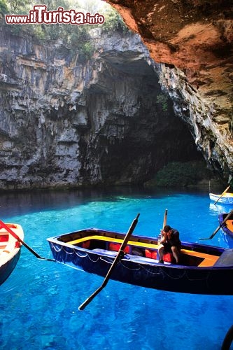 Immagine Ingresso della famosa grotta di Melissani a Cefalonia, una delle meraviglie carsiche della Grecia - © Deborah Benbrook / Shutterstock.com