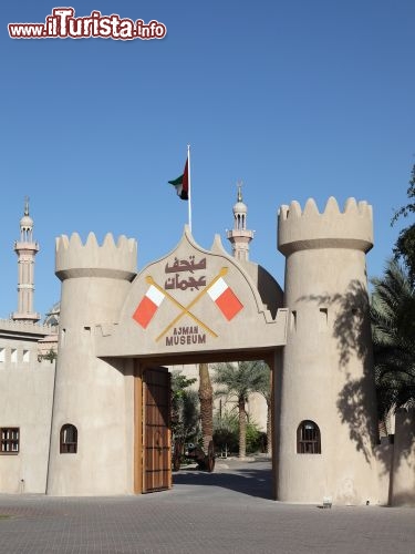 Immagine Ingresso del museo Ajman Museum: siamo nel più piccolo degli Emirati Arabi Uniti - © Philip Lange / Shutterstock.com