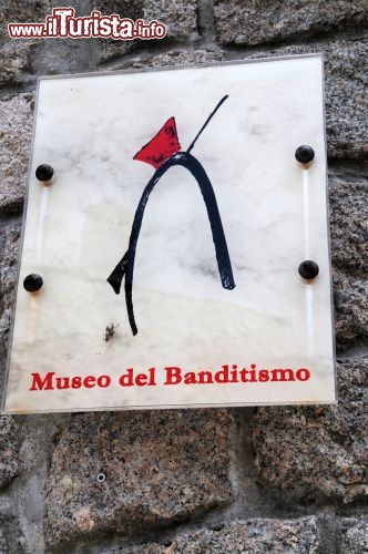 Immagine E’ un bandito stilizzato il logo dell’omonimo museo ospitato in via Pretura nel centro storico di Aggius. Sul muro dell’edificio si trova anche la riproduzione di un testo del 1766 in cui si minacciava la distruzione del paese ritenuto addirittura uno scandaloso ricovero per banditi e facinorosi.