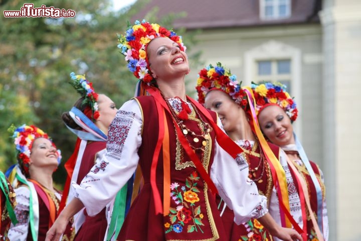 Immagine International Folklore Festival a Plovdiv: ragazze con il tradizionale costume bulgaro