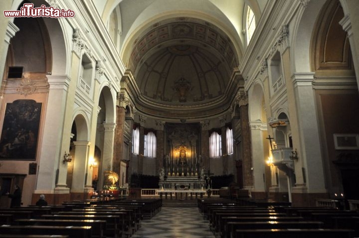 Immagine Interno della Cattedrale di Comacchio, dedicata a San Cassiano, Emilia-Romagna.