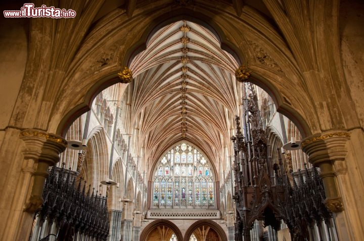 Immagine L'interno della Cattedrale di Exeter, Inghilterra - Edificata nel corso del 1200, la Cattedrale di Exeter è caratterizzata al suo interno dalla successione più lunga e imponente al mondo di volte gotiche © Radek Sturgolewski / Shutterstock.com