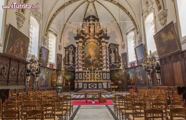 Immagine Interno della chiesa Sint Annakerk, Bruges - Edificata nel XVII secolo in stile gotico, la chiesa dedicata a Sant'Anna comprende al suo interno un ricco arredo fra cui spiccano la tribuna trasversale, i rivestimenti in legno, i confessionali e il pulpito. Fra i personaggi famosi qui battezzati vi fu anche il poeta fiammingo Guido Gezelle nativo proprio di Bruges © Renata Sedmakova / Shutterstock.com