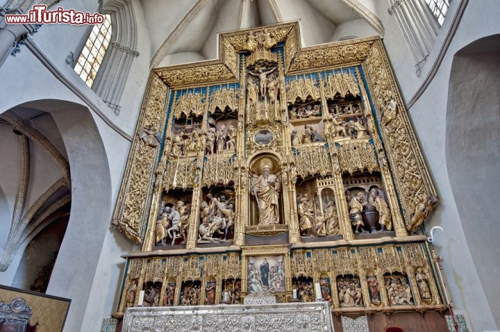 Immagine La chiesa di San Paolo a Saragozza (Iglesia de San Pablo) è un edificio in stile mudejàr protetto dall'UNESCO. Nella foto la pala d'altare lignea, dipinta d'oro e smalti policromi, che rappresenta San Paolo e venne scolpita dall'artista rinascimentale Damián Forment nel 1515 - © Anibal Trejo / Shutterstock.com