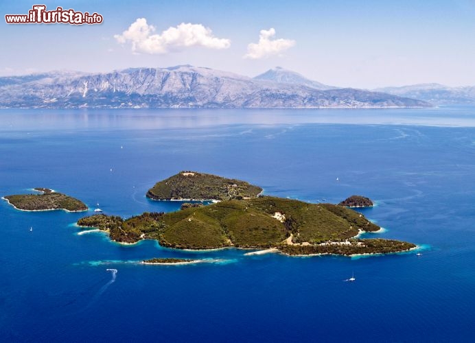 Immagine Isola di Skorpios nei pressi di Lefkada, Grecia - Fotografata dall'alto, quest'isola privata del Mar Ionio si trova a est di Leucade. E' quasi interamente ricoperta da foreste da sud a nord e offre uno scenario di alberi di varie specie e colori © airphoto.gr / Shutterstock.com