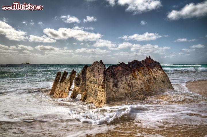 Immagine Isole Capo Verde: un vecchio relitto su di una spiaggia dell'arcipelago - © powell'sPoint / Shutterstock.com