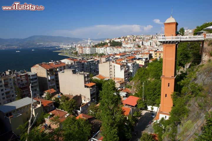 Immagine Izmir, Turchia:  vista del golfo di Smirne, con ascensore  - © Biancoloto / Shutterstock.com