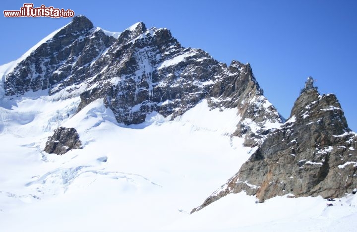 Immagine A sinistra la cima dello Jungfrau, a destra il "Top of Europe" il rifugio della Svizzera con la sala panoramica chiamata la Sfinge, che si raggiunge con il famoso trenino, la Ferrovia più alta d'Europa  - © Angel Vasilev