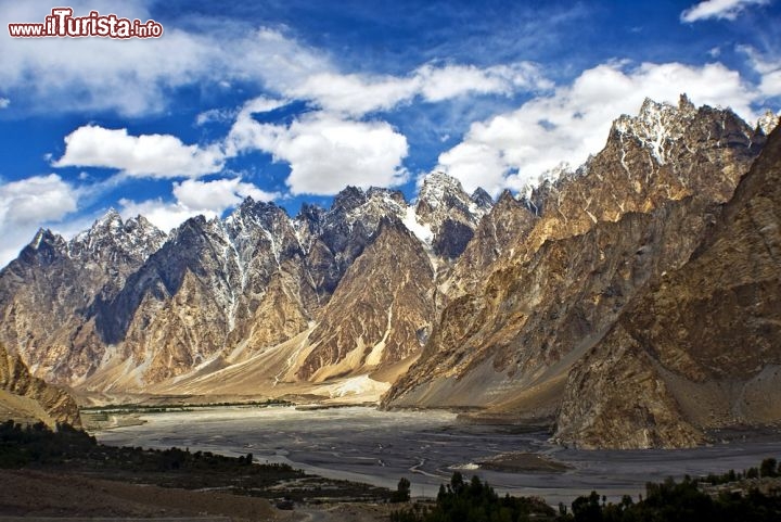 Immagine Karakorum highway Pakistan, lungo le magiche strade di montagna nel nord del paese - © Anthon Jackson / Shutterstock.com