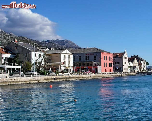 Immagine Karlobag, il porto della regione di Lika-Senj di fronte all'isola di Pag, Dalmazia settentrionale, Croazia.