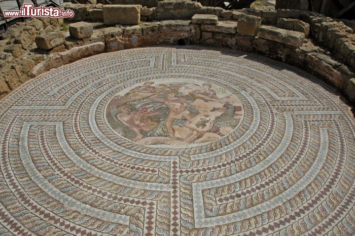 Immagine Tombe, ville, teatri e l'agora romana sono le meraviglie osservabili nel parco archeologico di Kato Paphos, nella parte meridionale di Cipro.