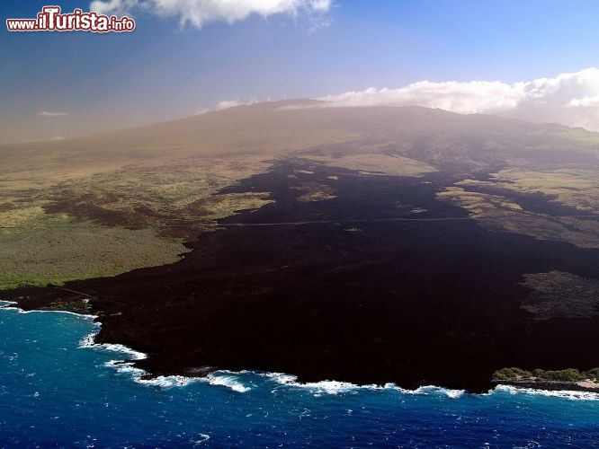 Immagine Veduta aerea di Kaupuhelu, isola di Hawaii, nell'omonimo arcipelago vulcanico: la lava che lentamente scivola in mare regala uno spettacolo affascinante e cambia il colore dell'oceano - © Ron Garnett / www.hvcb.org