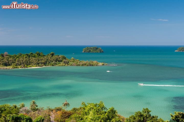 Immagine Koh Chang,  vacanza nel mare limpido della Thailandia. Qui la costa presenta luoghi ideali per praticare lo snorkeling e le immersioni subacquee  - © Padsaworn / Shutterstock.com