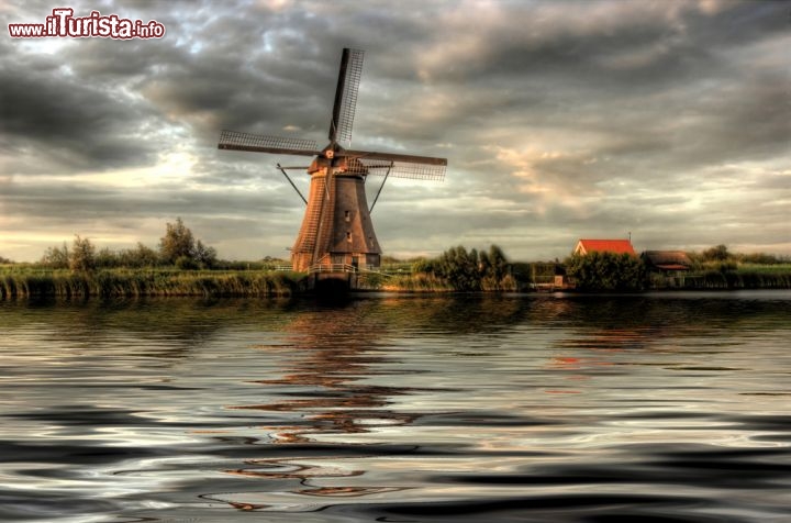 Immagine Kinderdijk, Olanda: un tipico mulino a vento fotografato in una giornata con il cielo nuvoloso.