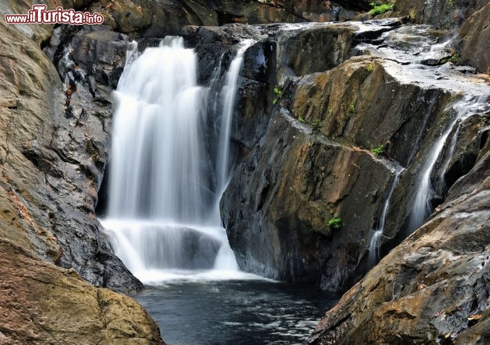 Immagine Klong Nonsi waterfall: la bella cascata si trova sull'sola di Kho Chang, in Thailandia - © maleevsw / Shutterstock.com