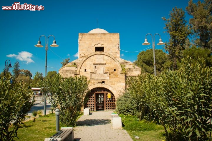 Immagine Kumarcilar Khan a Nicosia, uno dei caravanserragli di Cipro nord - © Magicmood / Shutterstock.com