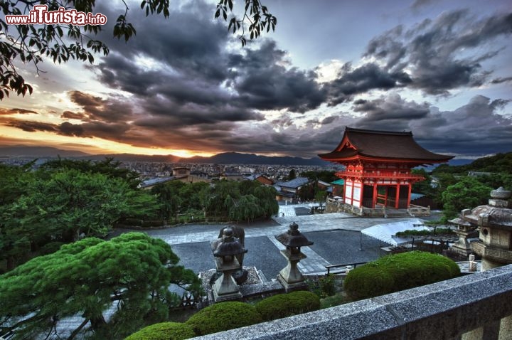 Immagine Tramonto su Kiyomizu Dera a Kyoto, Giappone - Una bella immagine che ritrae al calar del sole uno dei monumenti più antichi della città di Kyoto. Kiyomizu Dera deriva il suo nome da una cascata che scorre nelle colline vicine © Filip Fuxa / Shutterstock.com