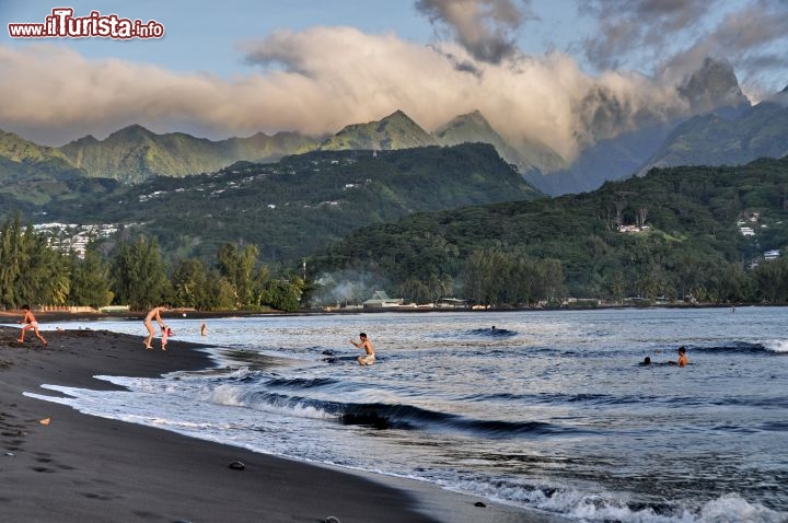 Immagine La spiaggia nera di Point Venus a Tahiti, in Polinesia Francese. Fu qui che James Cook tentò in vano di ammirare il transito di Venere sul disco del sole