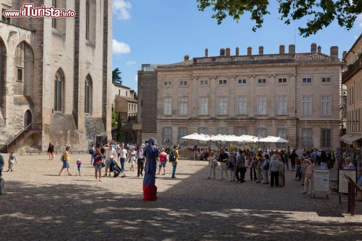 Immagine La Piazza del Palazzo dei Papi ad Avignone, in Provenza - Avignon Tourisme, Copyrights Yann de Fareins / Noir d’Ivoire