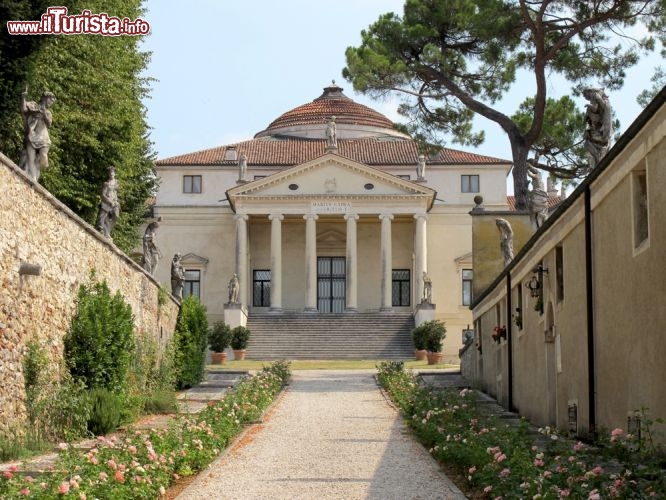 Immagine Villa La Rotonda, situata a pochi chilometri dal centro di Vicenza, è un celebre capolavoro palladiano. Cominciata intorno al 1570, passò nelle mani della famiglia Capra alla fine del XVI secolo per poi diventare nel 1911 proprietà dei Valmarana, i quali l'aprirono al pubblico nel 1986. Oggi è sede di eventi culturali, mostre d'arte e incontri letterari o musicali  - © cristalvi / Shutterstock.com