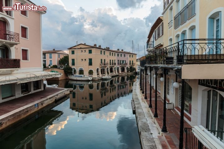 Immagine E' della come la Venezia della Francia: Port Grimaud si trova in Costa Azzurra - © Laborant / Shutterstock.com