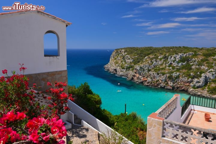 Immagine Cala en Porter si trova sulla costa sud-est di Minorca, a 11 km da Alaior, incastonata tra le alte falesie rocciose di Esclafat e Ponent, che si tuffano a picco nel mare turchese - © Pawel Kazmierczak / Shutterstock.com