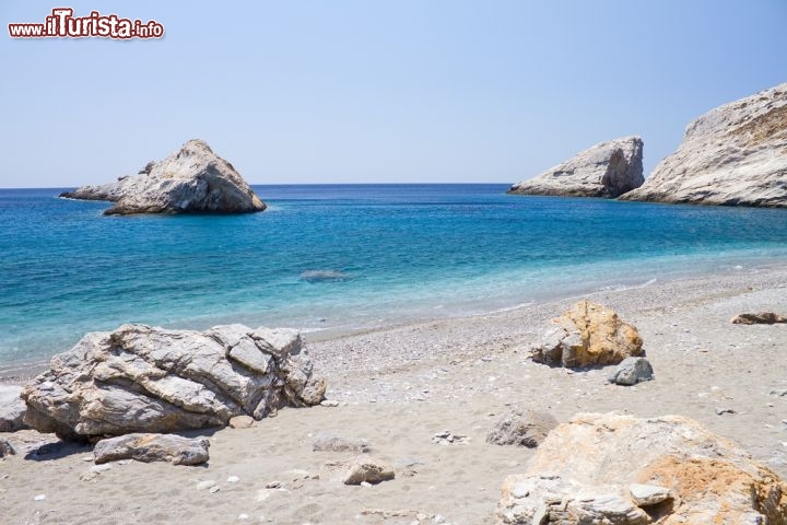 Immagine La bella spiaggia di Katergo a Folegandros Cicladi, nel Mar Egeo della Grecia. Si trova sulla punta sud-orientale dell'isola, che si trova non distante da Santorini - © Georgios Alexandris / Shutterstock.com