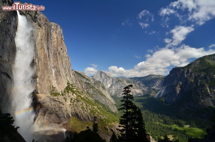 Immagine La grande cascata del Parco nazionale di Yosemite California (Vernal Falls) - © Robert Bohrer / Shutterstock.com